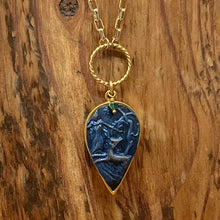 Load image into Gallery viewer, Short Grande Huntress Cameo Impression Necklace

