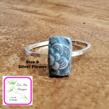 Load image into Gallery viewer, Size 9 Silver Flower Vintage Button Ring.
